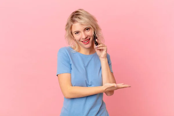 Jovem Mulher Bonita Sorrindo Alegremente Sentindo Feliz Mostrando Conceito Conceito — Fotografia de Stock