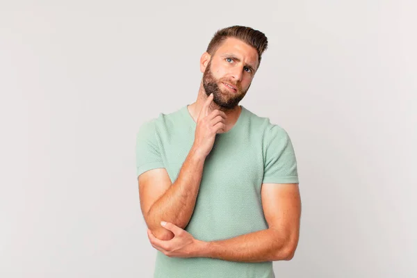 Joven Hombre Guapo Sonriendo Feliz Soñando Despierto Dudando — Foto de Stock