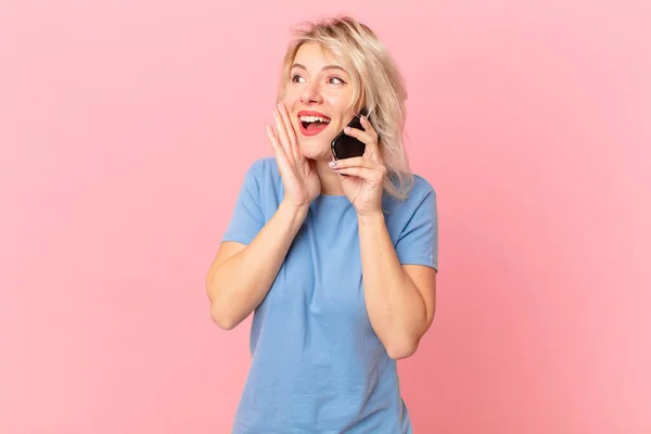 Jovem Mulher Bonita Sentindo Feliz Animado Surpreso Conceito Célula — Fotografia de Stock