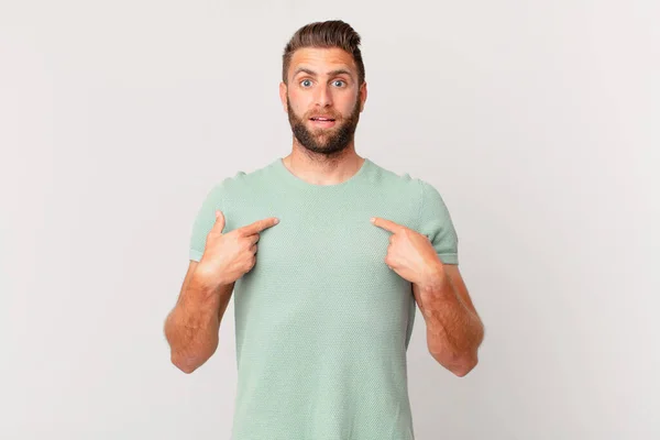 Joven Guapo Hombre Sintiéndose Feliz Apuntando Mismo Con Emocionado — Foto de Stock