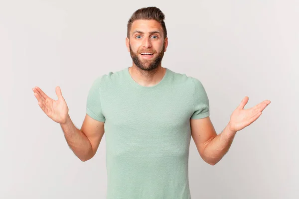 Joven Guapo Hombre Sintiéndose Feliz Asombrado Por Algo Increíble — Foto de Stock