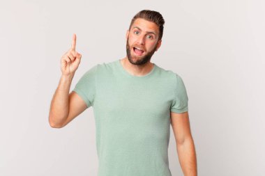 Genç yakışıklı bir adam bir fikri fark ettikten sonra mutlu ve heyecanlı bir dahi gibi hissediyor.