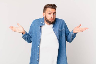 Genç yakışıklı adam şaşkın, şaşkın ve şüpheci hissediyor.