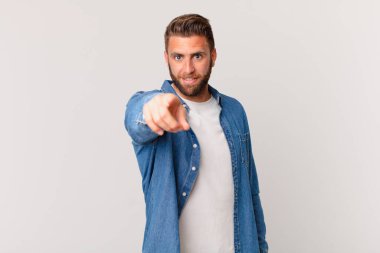 Genç ve yakışıklı bir adam kamerayı işaret ederek seni seçiyor.