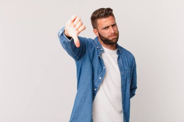 Genç ve yakışıklı adam kendini kötü hissediyor, baş parmağını kaldırıyor.