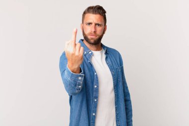 Genç ve yakışıklı adam sinirli, sinirli, asi ve agresif hissediyor.