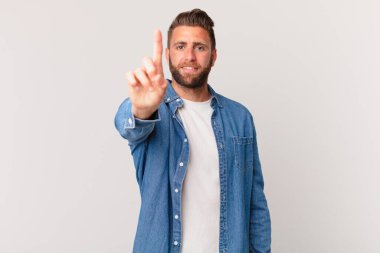 Genç yakışıklı adam gururla gülümsüyor ve kendinden emin bir numara oluyor.