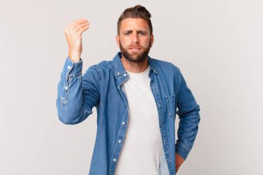 Genç yakışıklı adam kapiş ya da para hareketi yapıyor, sana ödemeni söylüyor.