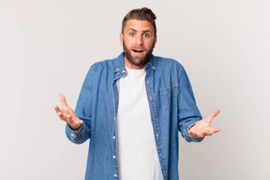 Genç yakışıklı adam, inanılmaz bir sürprizle şaşkına dönmüş ve hayrete düşmüştü.