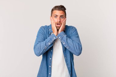 Genç yakışıklı adam şok olmuş ve korkmuş hissediyor.