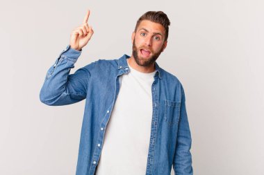 Genç yakışıklı bir adam bir fikri fark ettikten sonra mutlu ve heyecanlı bir dahi gibi hissediyor.