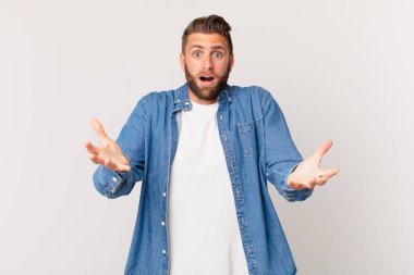 Genç ve yakışıklı bir adam son derece şaşkın ve şaşırmış hissediyor.