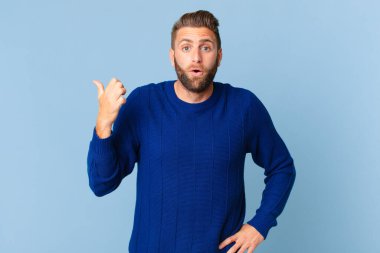 İnançsızlığa şaşırmış genç yakışıklı bir adam.