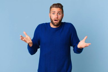 Genç yakışıklı adam, inanılmaz bir sürprizle şaşkına dönmüş ve hayrete düşmüştü.