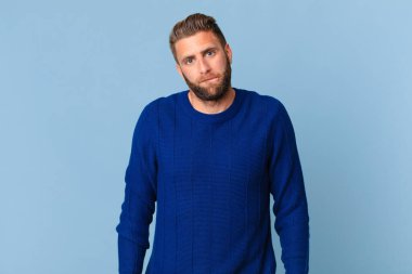 Şaşkın ve kafası karışmış genç yakışıklı bir adam.