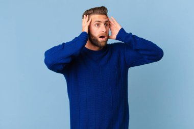 Genç yakışıklı adam mutlu, heyecanlı ve şaşırmış hissediyor.