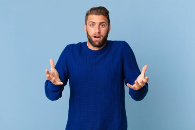 Genç ve yakışıklı bir adam son derece şaşkın ve şaşırmış hissediyor.