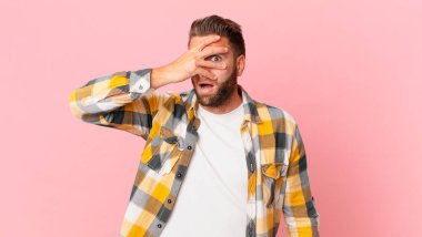 Genç yakışıklı adam şok olmuş, korkmuş ya da korkmuş görünüyor.