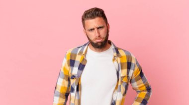 Genç yakışıklı adam üzgün ve sızlanıyor mutsuz bir bakışla ve ağlamayla