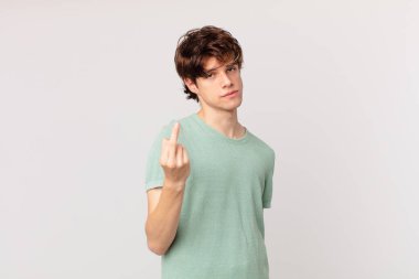 Genç ve yakışıklı adam sinirli, sinirli, asi ve agresif hissediyor.