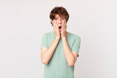 Genç yakışıklı adam şok olmuş ve korkmuş hissediyor.