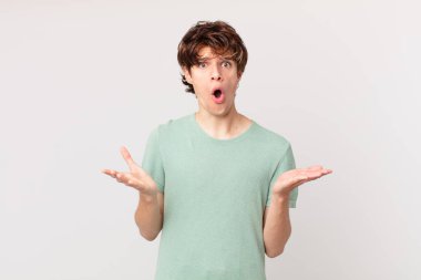 Genç yakışıklı adam, inanılmaz bir sürprizle şaşkına dönmüş ve hayrete düşmüştü.