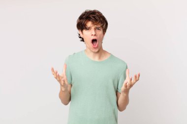 Genç ve yakışıklı bir adam son derece şaşkın ve şaşırmış hissediyor.
