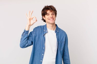 Genç yakışıklı adam kendini mutlu hissediyor, onayını veriyor.