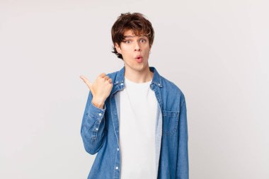 İnançsızlığa şaşırmış genç yakışıklı bir adam.