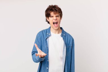 Genç yakışıklı adam sinirli, sinirli ve sinirli görünüyor.