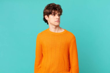 Genç ve yakışıklı bir adam üzgün, üzgün ya da kızgın hissediyor.