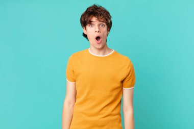 Genç yakışıklı adam çok şaşırmış ya da şaşırmış görünüyor.