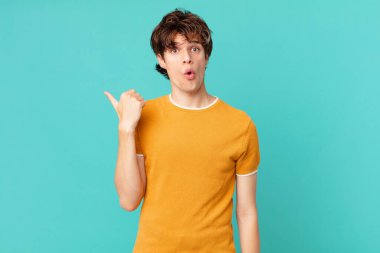 İnançsızlığa şaşırmış genç yakışıklı bir adam.