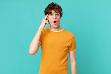 Genç yakışıklı adam şaşırmış görünüyor, yeni bir düşünce, fikir ya da konsept keşfediyor.