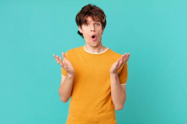 Genç yakışıklı adam, inanılmaz bir sürprizle şaşkına dönmüş ve hayrete düşmüştü.