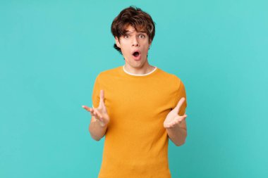 Genç ve yakışıklı bir adam son derece şaşkın ve şaşırmış hissediyor.