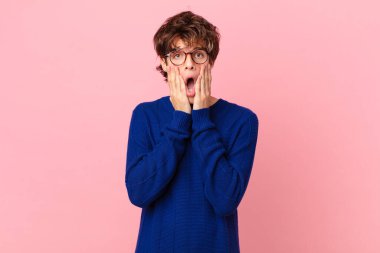 Genç yakışıklı adam şok olmuş ve korkmuş hissediyor.