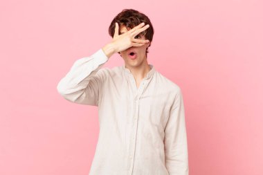 Genç yakışıklı adam şok olmuş, korkmuş ya da korkmuş görünüyor.