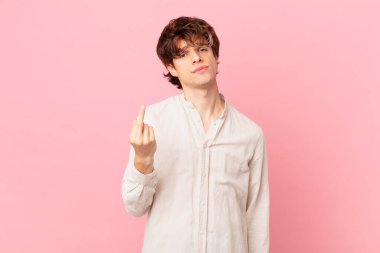 Genç ve yakışıklı adam sinirli, sinirli, asi ve agresif hissediyor.