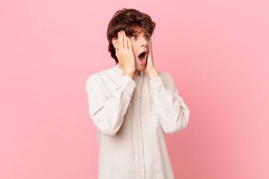 Genç yakışıklı adam mutlu, heyecanlı ve şaşırmış hissediyor.