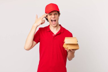 Hamburger dağıtan adam mutsuz ve stresli görünüyor, intihar jesti silah işareti yapıyor.