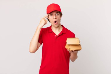 Hamburger dağıtan adam şaşırmış görünüyor, yeni bir fikir, fikir ya da konsept keşfediyor.