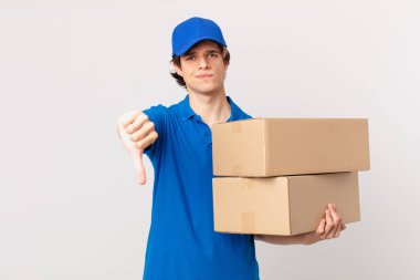 Paket teslim adam çapraz duygu, aşağı gösteren başparmaklar