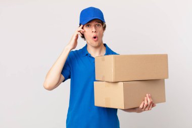 Paket teslimatçısı mutlu, şaşkın ve şaşırmış görünüyor.