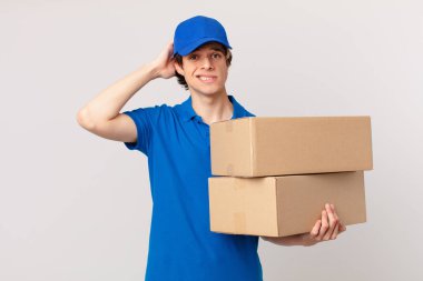 Paket teslim adam stresli, endişeli ya da korkmuş hissediyor, elleri başının üzerinde