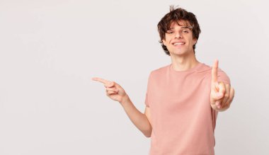 Genç yakışıklı adam gururla gülümsüyor ve kendinden emin bir numara oluyor.