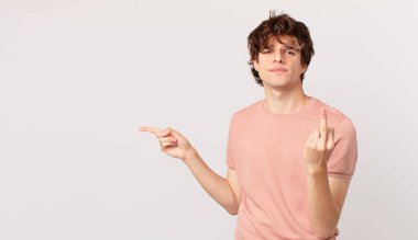 Genç ve yakışıklı adam sinirli, sinirli, asi ve agresif hissediyor.