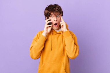 Hücreyi tutan genç adam şaşırmış görünüyor, yeni bir düşünce, fikir ya da konsept keşfediyor.