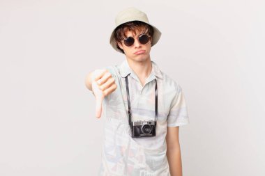 Genç gezgin ya da turist kendini kötü hissediyor.