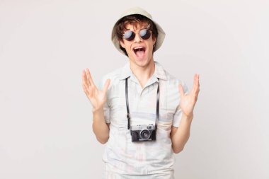 Genç gezgin ya da turist inanılmaz bir şey karşısında mutlu ve şaşkın hissediyordu.